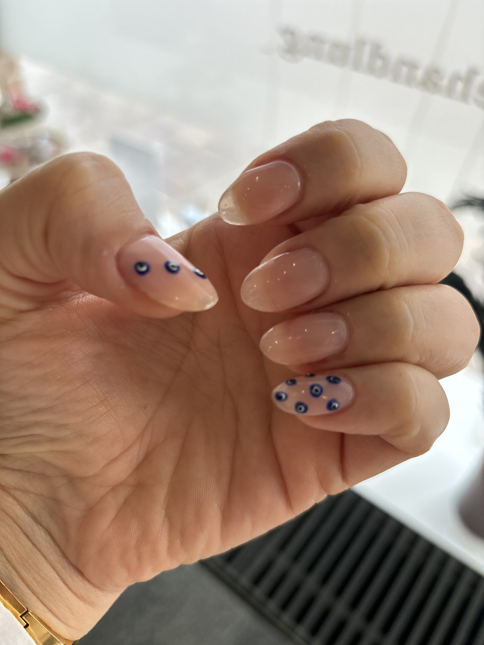 Wimpern- und Augenbrauenstyling bei Bahar Beauty